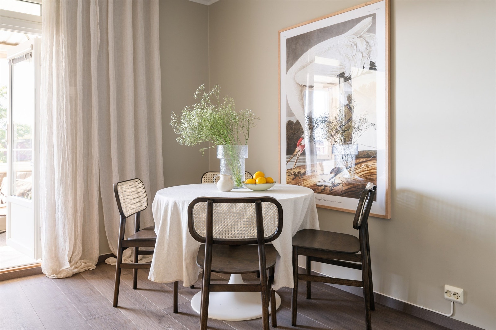Det er også en naturlig og fin plass for et spisebord med gode muligheter for å invitere venner og familie på middager. Galleribilde