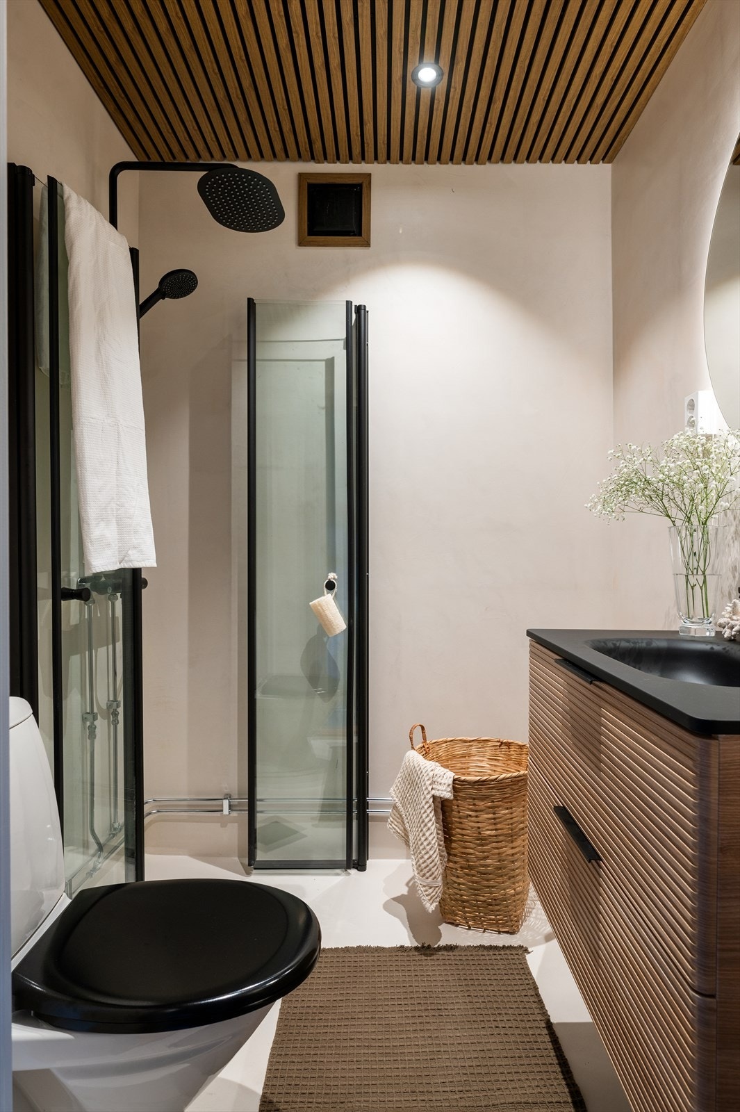 Videre har badet dusjhjørne og vegghengt klosett. Galleribilde