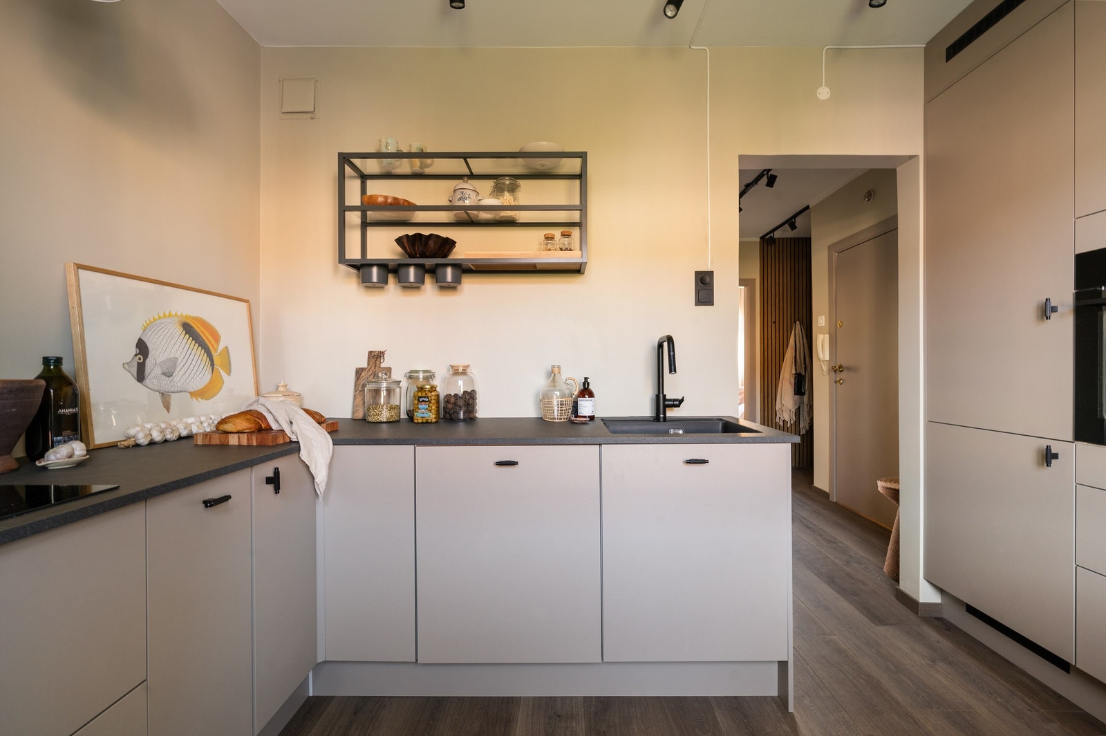 Lekkert og moderne kjøkken med innredning fra HTH. Galleribilde