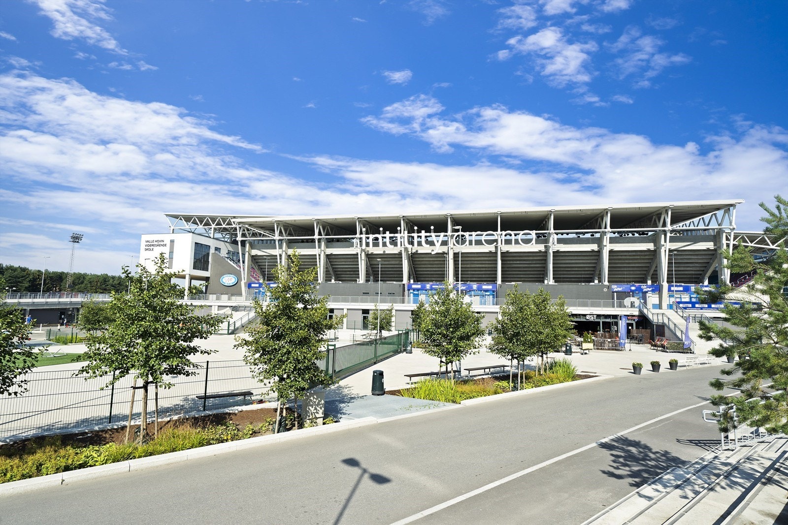 Intility Arena ligger like ved og er hjemmebane for Vålerenga. Her finner du også restauranten Øst. Galleribilde