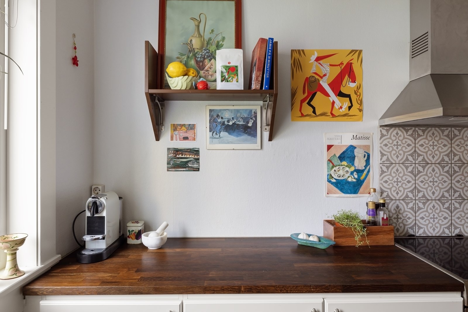 Hvit kjøkkeninnredning med profilerte fronter og heltre benkeplate Galleribilde