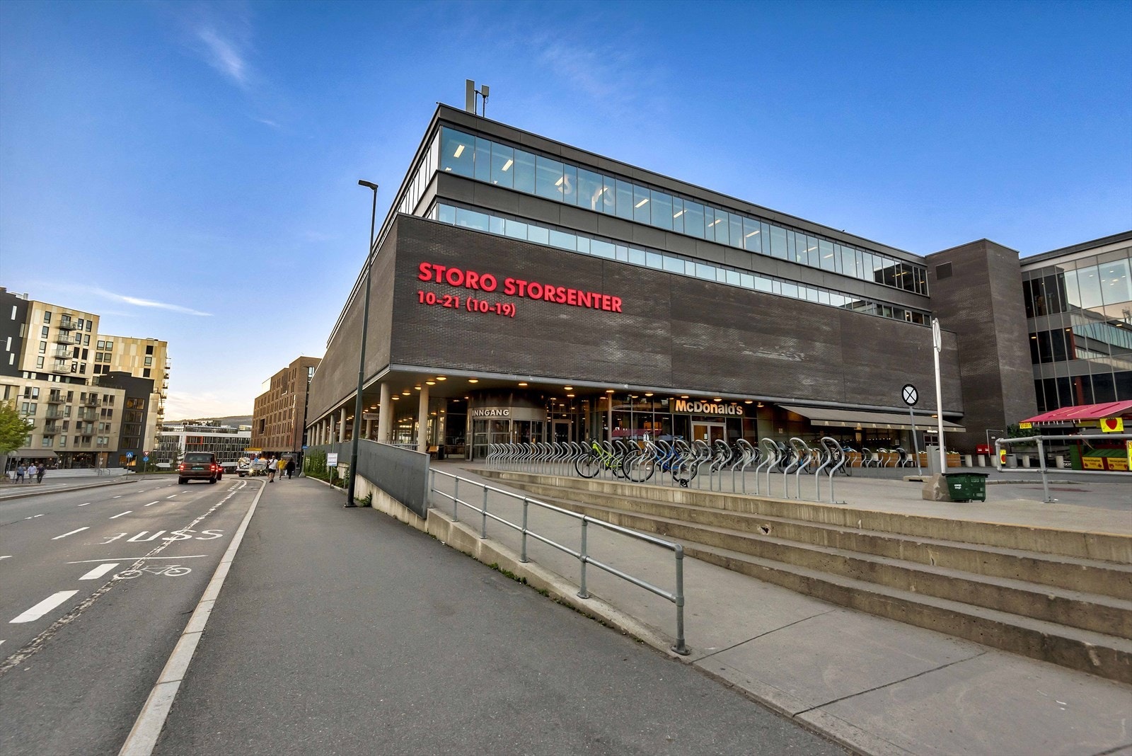 Storo Storsenter ligger kort unna leiligheten og er Oslo største kjøpesenter med 140 butikker, serveringssteder og tjenester. Her finner du også SATS Galleribilde