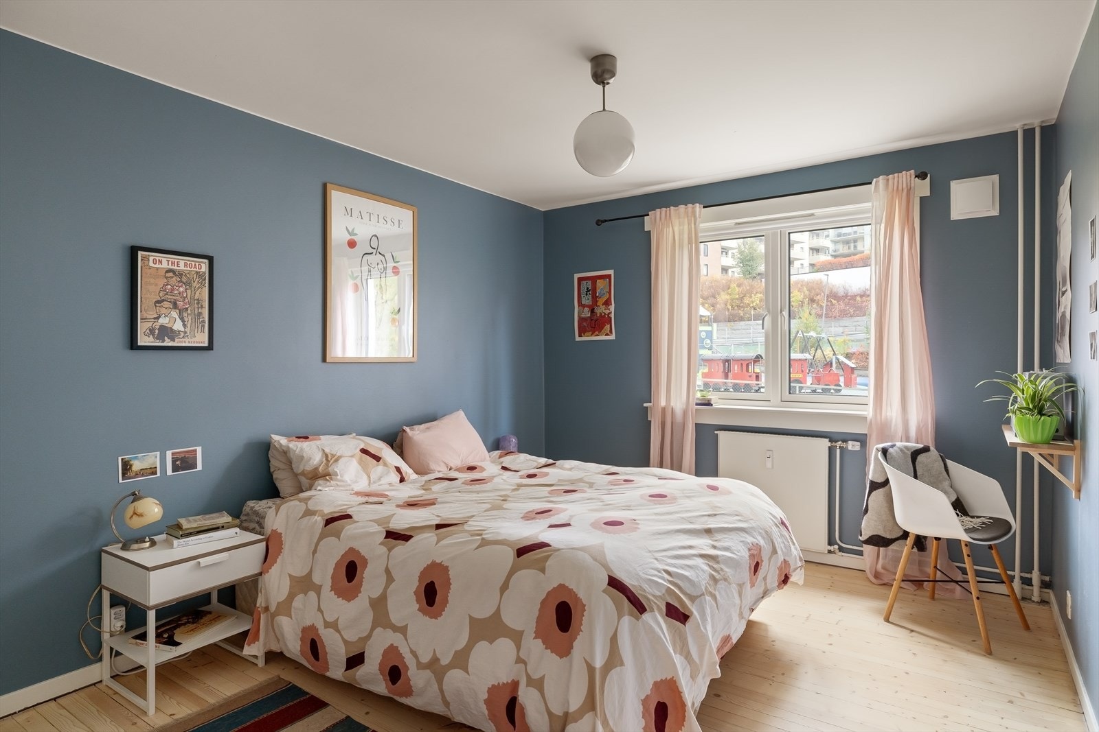 Stort soverom malt i en delikat blåfarge, som gir den lune romfølelsen Galleribilde