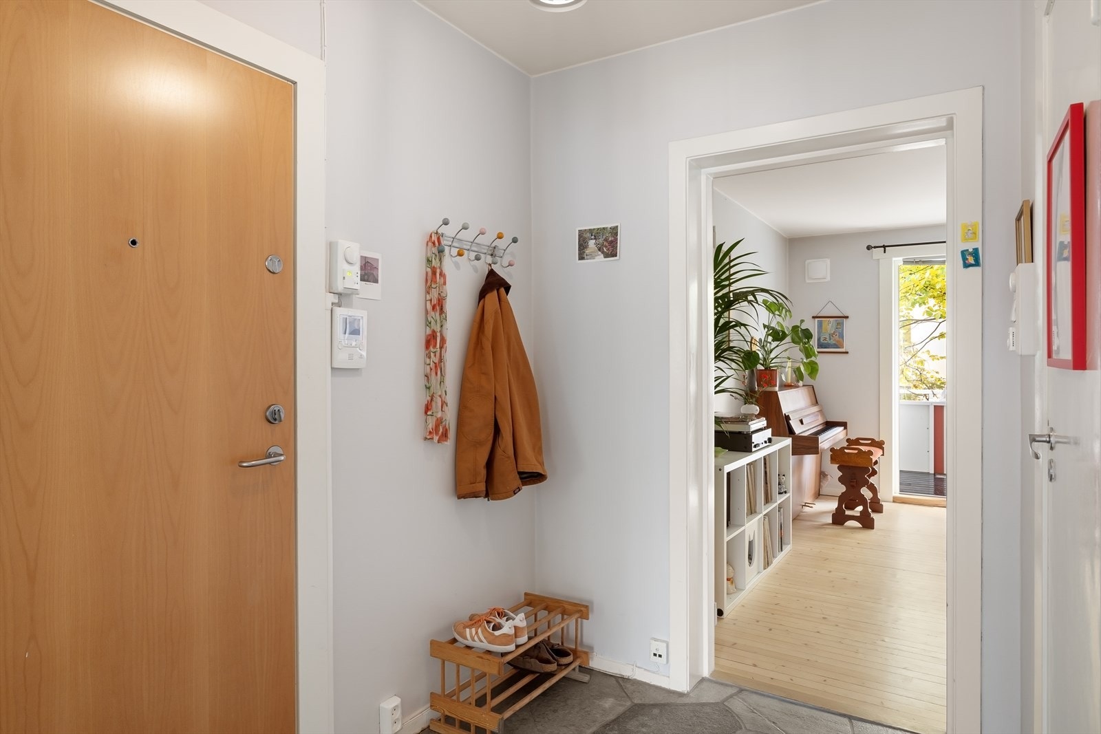 Entréen er innredet med innebygget garderobeskap. I tillegg er det plass for oppheng av jakker og oppstilling av sko Galleribilde