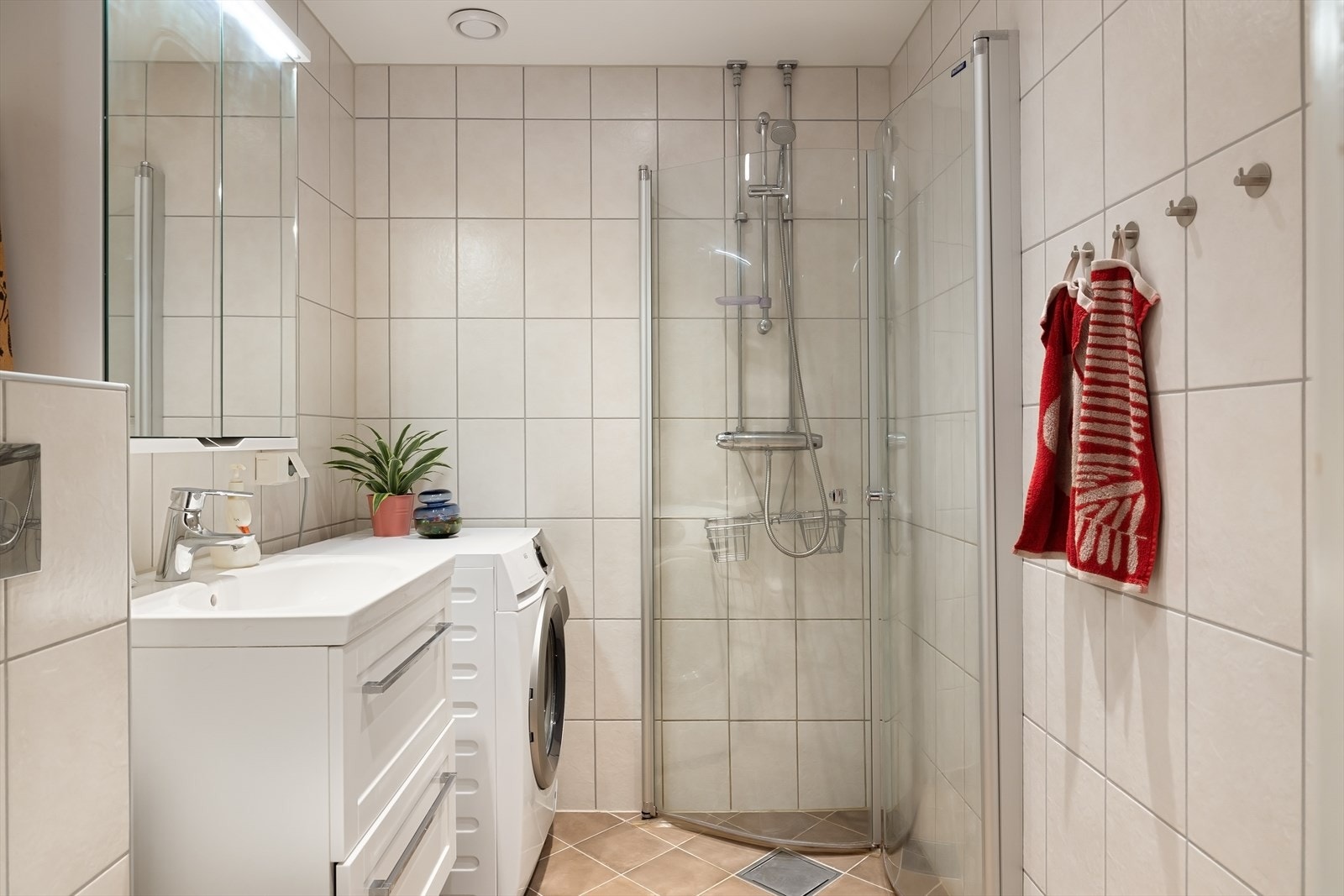 Lyst og pent bad pusset opp i regi av borettslaget i 2016 Galleribilde