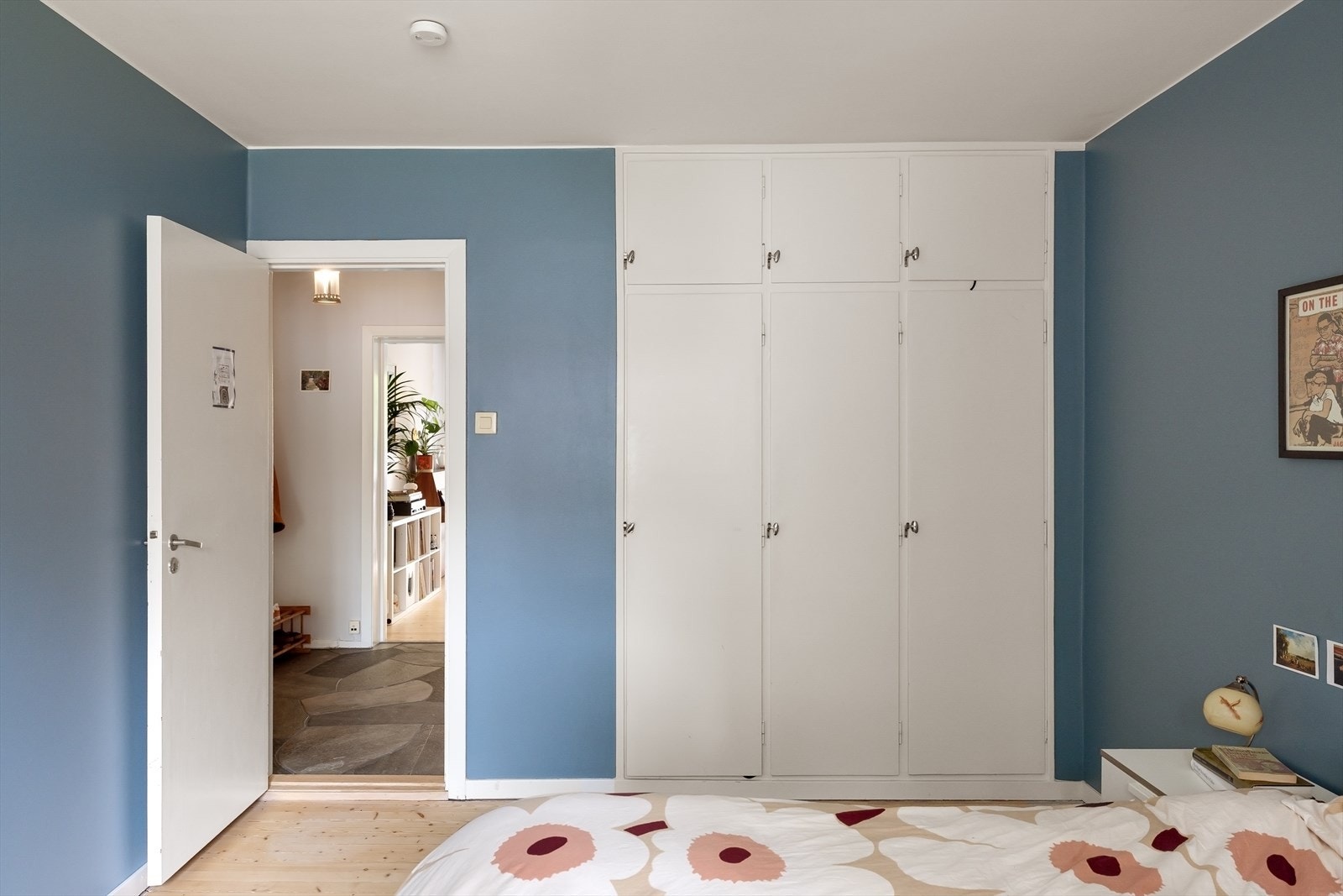 Det er rikelig med oppbevaringsplass i innebygget garderobeskap for klær og andre eiendeler Galleribilde