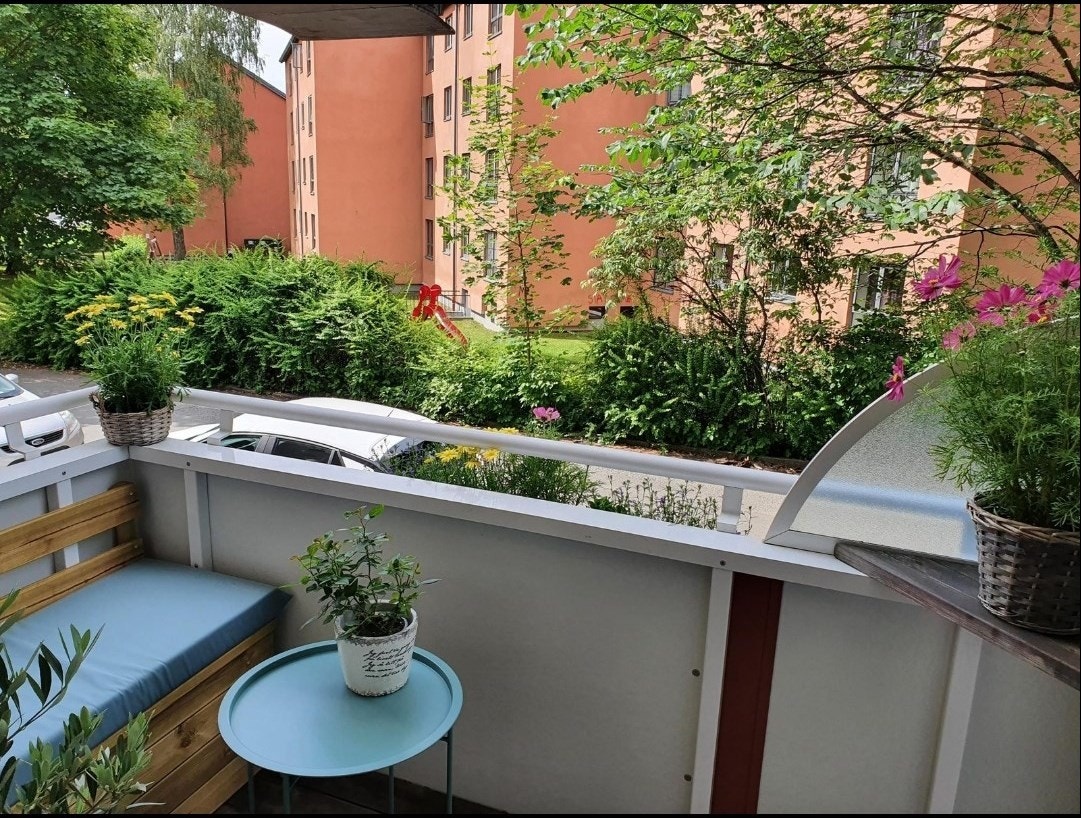 Selgers bilde - det blomstrer herlig på sommerstid utenfor balkongen Galleribilde