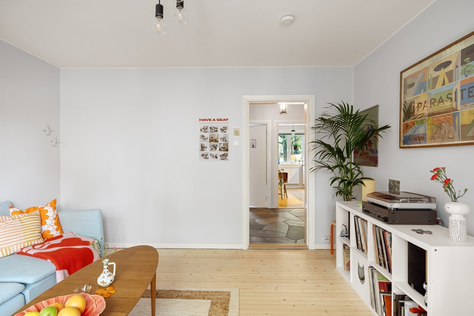 Romslig og lys stue med god arealutnyttelse og plass for sofagruppe, spisebord og annet møblement Galleribilde