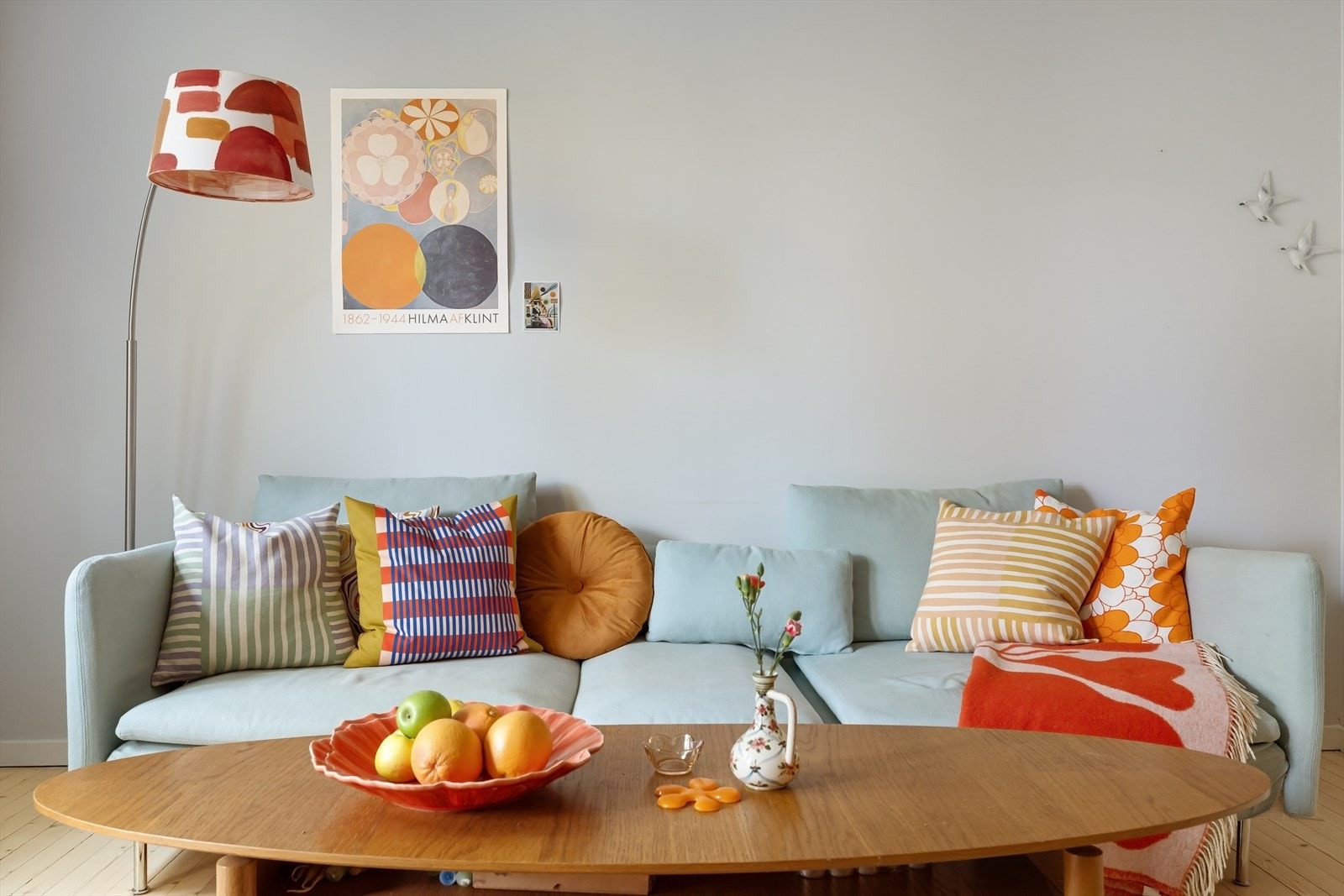 Hele leiligheten er gjennomført med originale tregulv og store vindusflater Galleribilde