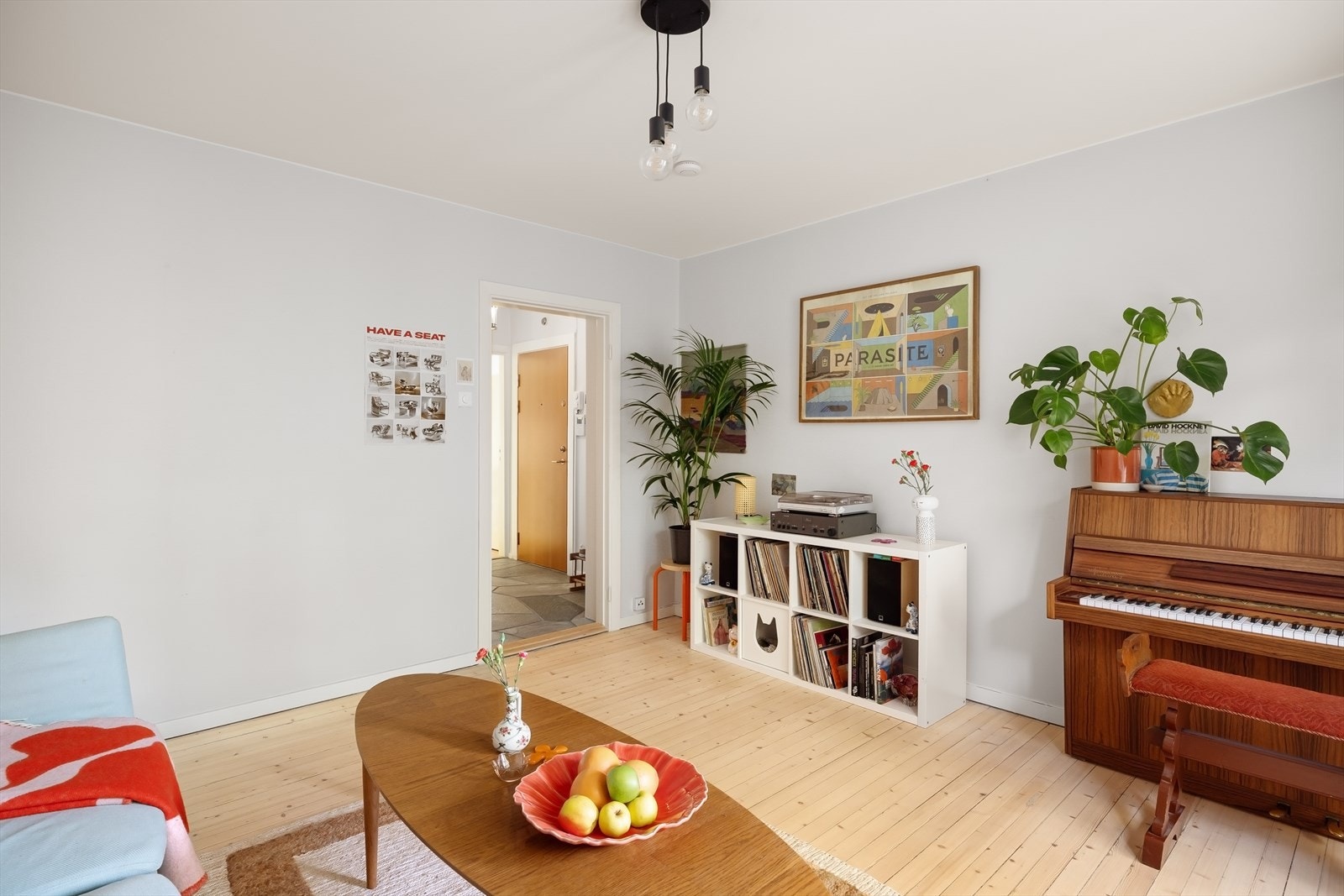 Stuen har originale tregulv og er malt i smakfull farge som gir delikat romfølelse Galleribilde