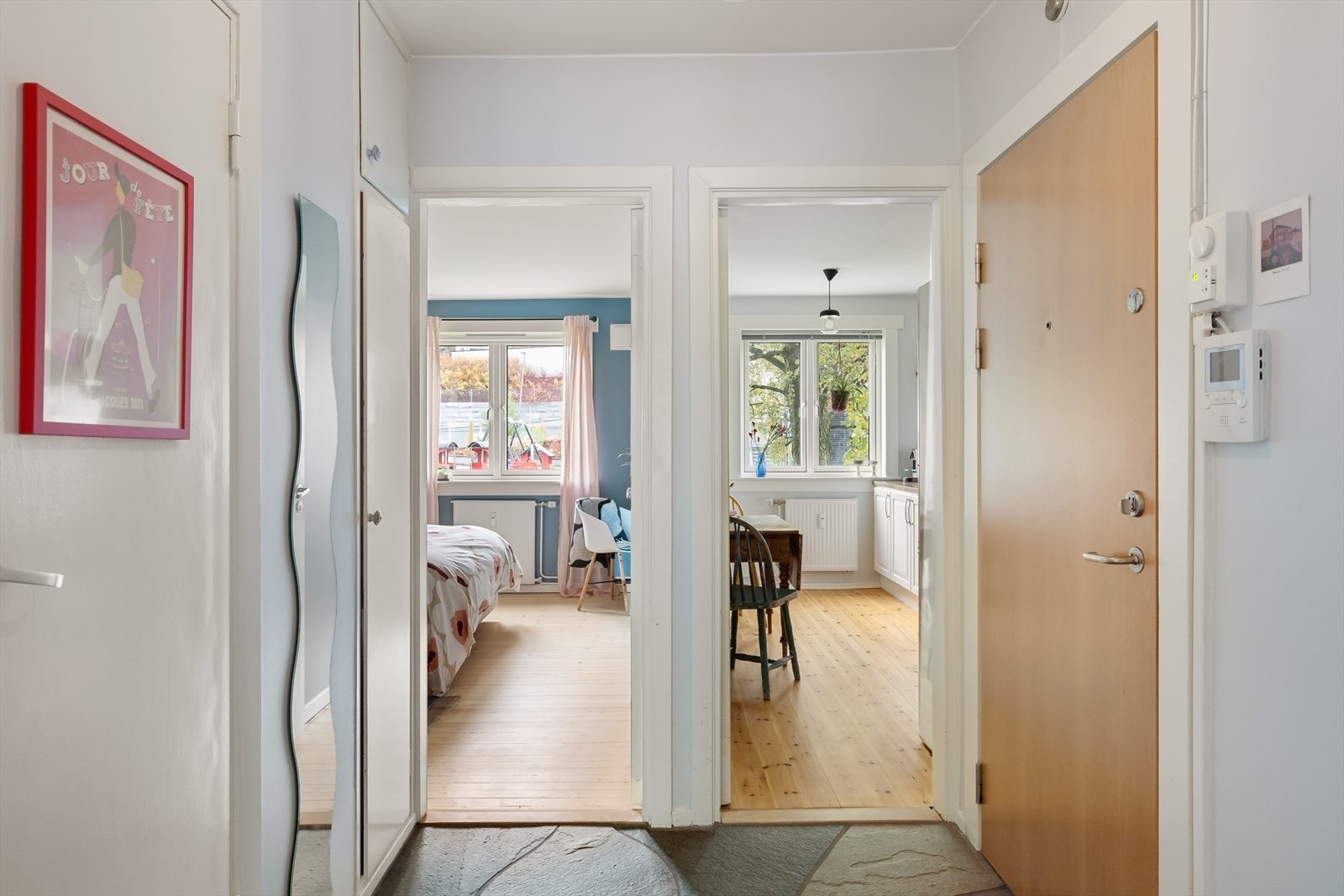 Du blir møtt av en praktisk entré som med varmekabler og flislagt gulv, hvilket gjør det enkelt å rengjøre Galleribilde