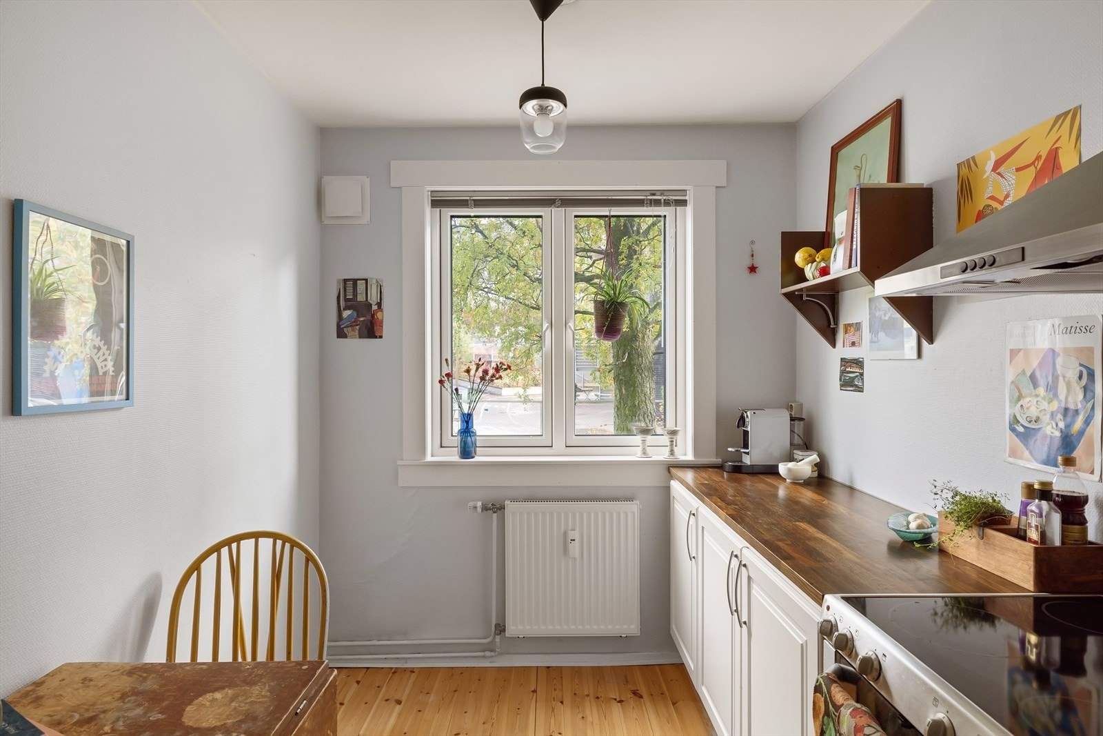 Kjøkkenet er godt utnyttet med rikelig skap- og benkeplass, for både matlaging og oppbevaring Galleribilde