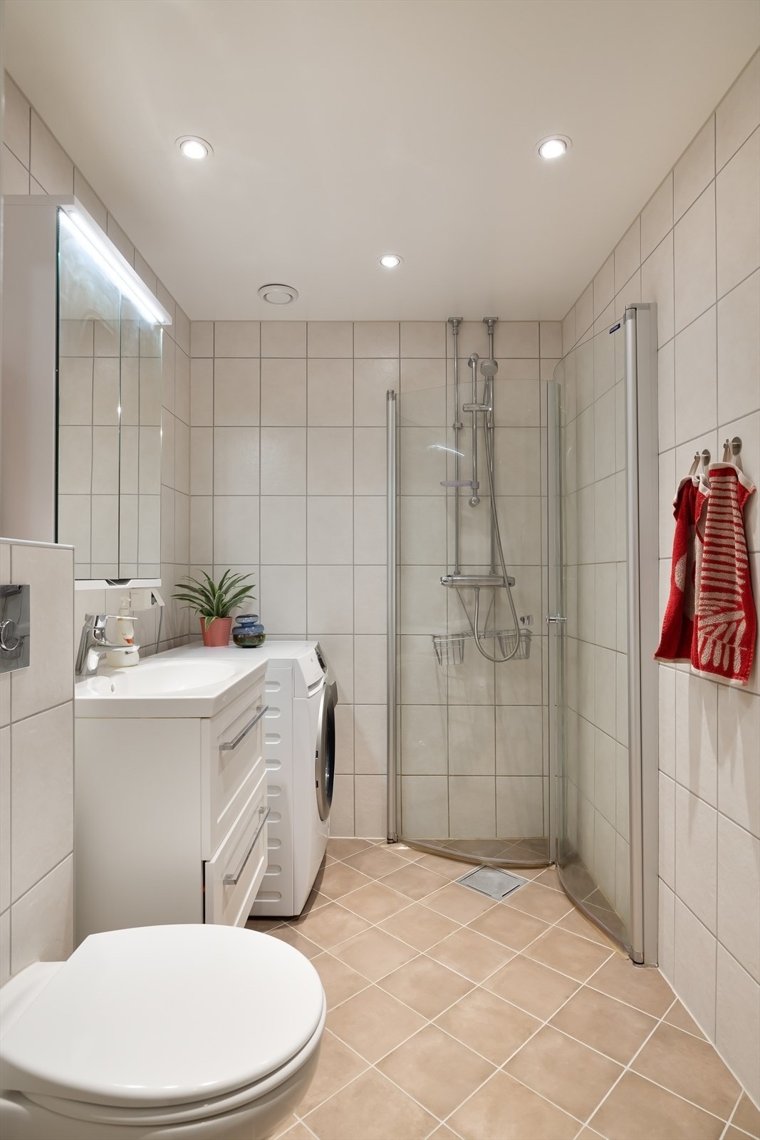 Det er opplegg for vaskemaskin og varmekabler i gulv Galleribilde