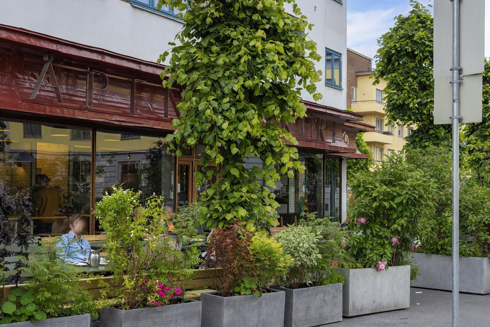 Du finner Åpent Bakeri like ved leiligheten som serverer herlige bakevarer på dagen og smakfull pizza om kvelden. Galleribilde