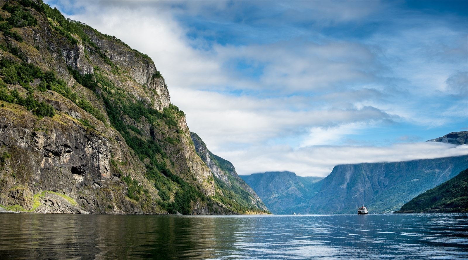 Hold av en dag når du er i Myrkdalen og opplev den vakre Nærøyfjorden med cruise eller fjord-safari med åpne RIB båter Galleribilde