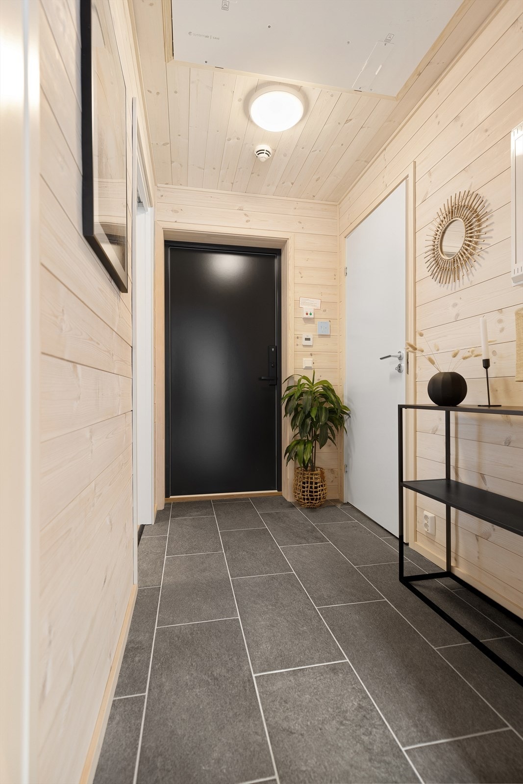 Det første som møter deg er en flislagt entre med varme i gulvet. Galleribilde