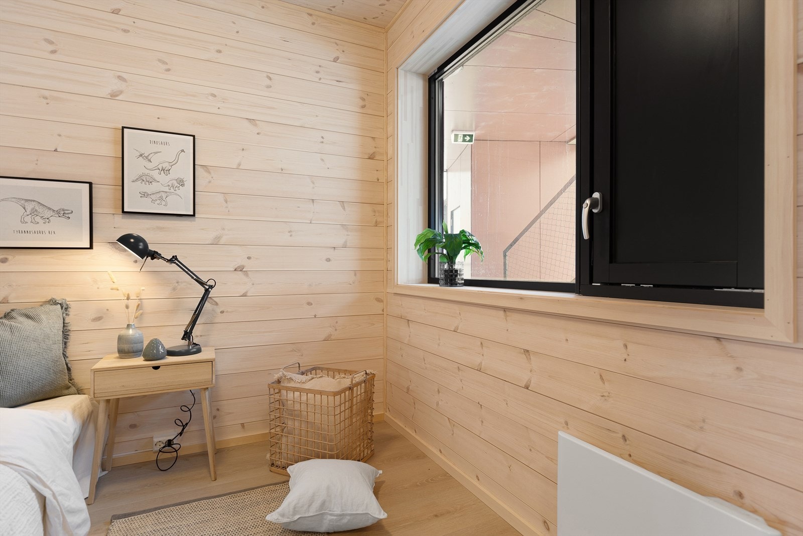 Liggende, hvitlasert panel går igjen på vegger i alle rom, med unntak av badet. Galleribilde