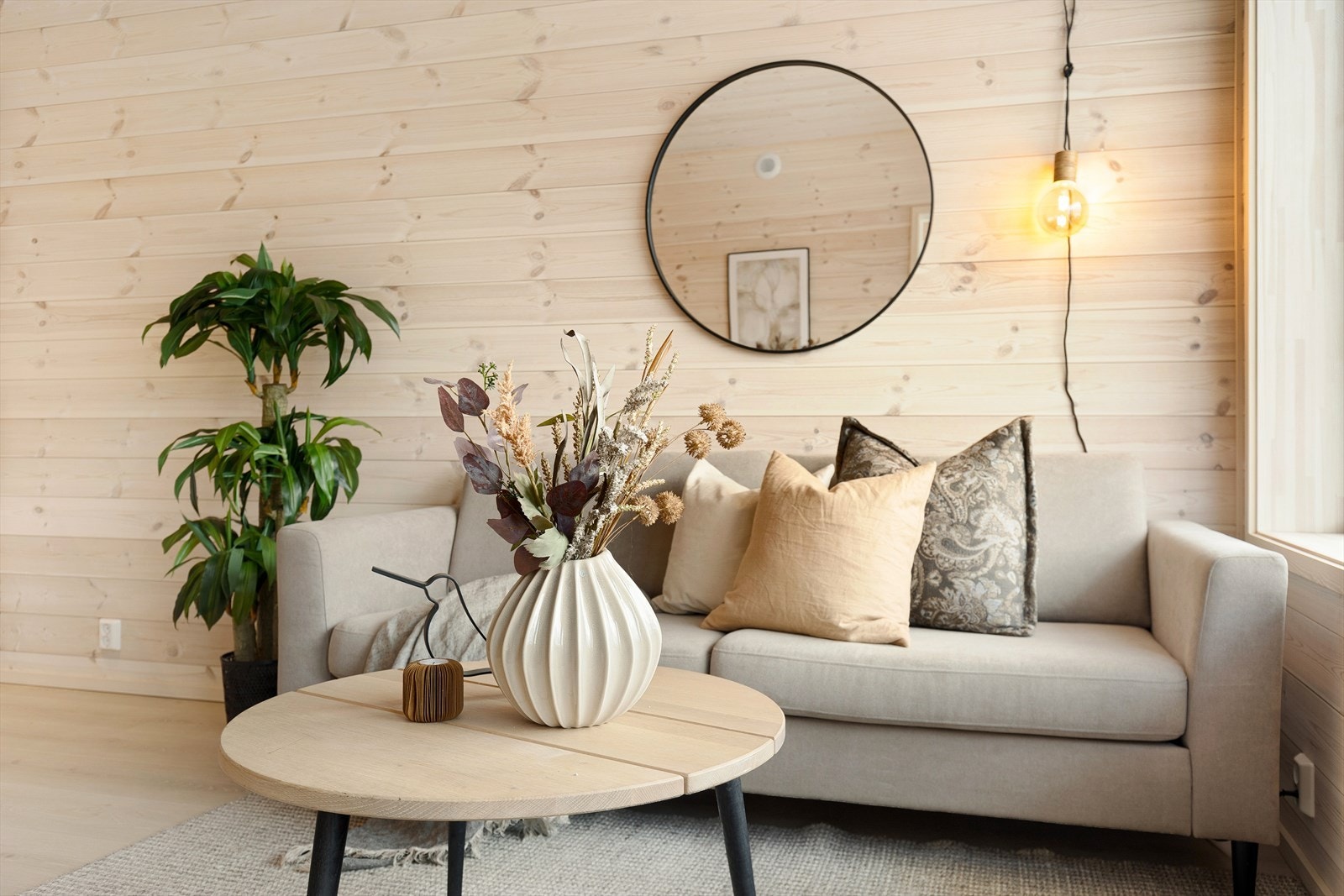 Her tar vi fargene og nyansene fra naturen inn, i lyse familieleiligheter med skandinavisk interiør. Galleribilde