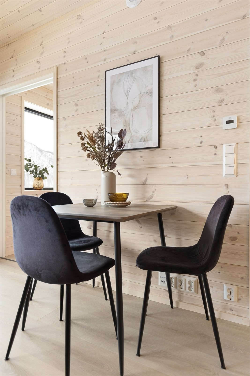 I kjøkken og stue er det plass til både en sofakrok og et lite spisebord. Galleribilde