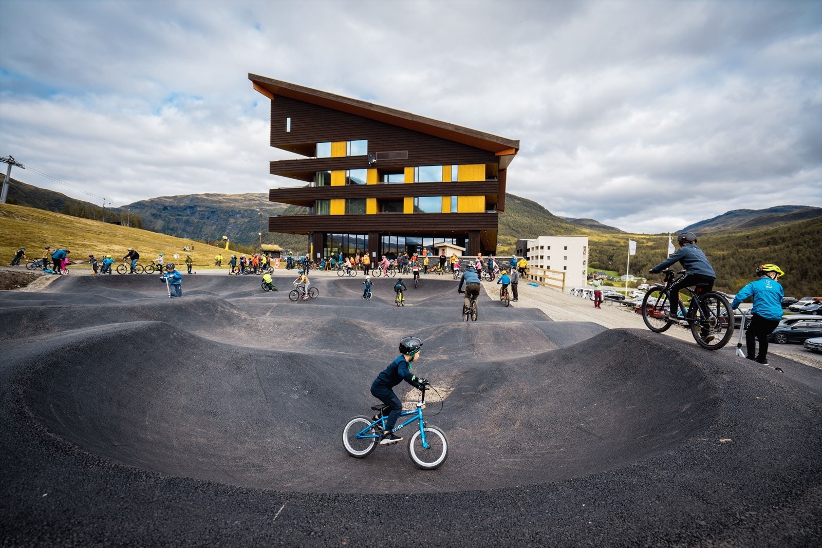 I 2019 fikk Myrkdalen pump track rett utenfor hotellet. Denne er svært populær. Her kan barna kose seg hele dagen. Galleribilde