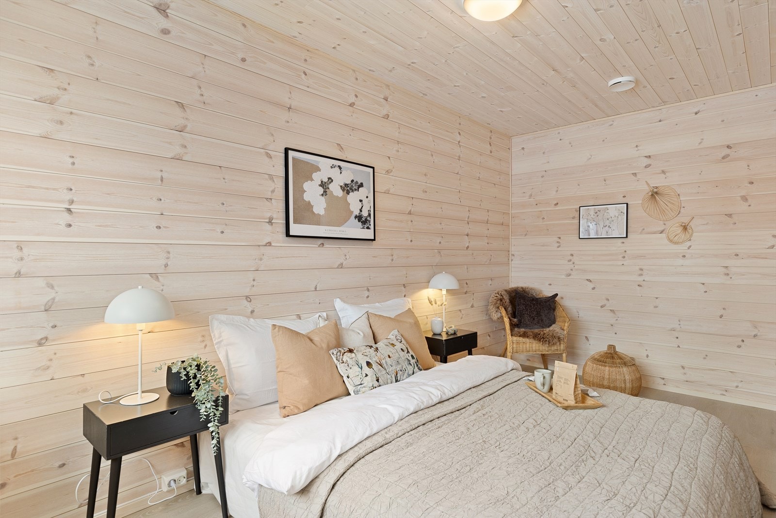 Soverommet, som ligger i tilknytting til stuen, har skyvedører som tar lite plass. Galleribilde