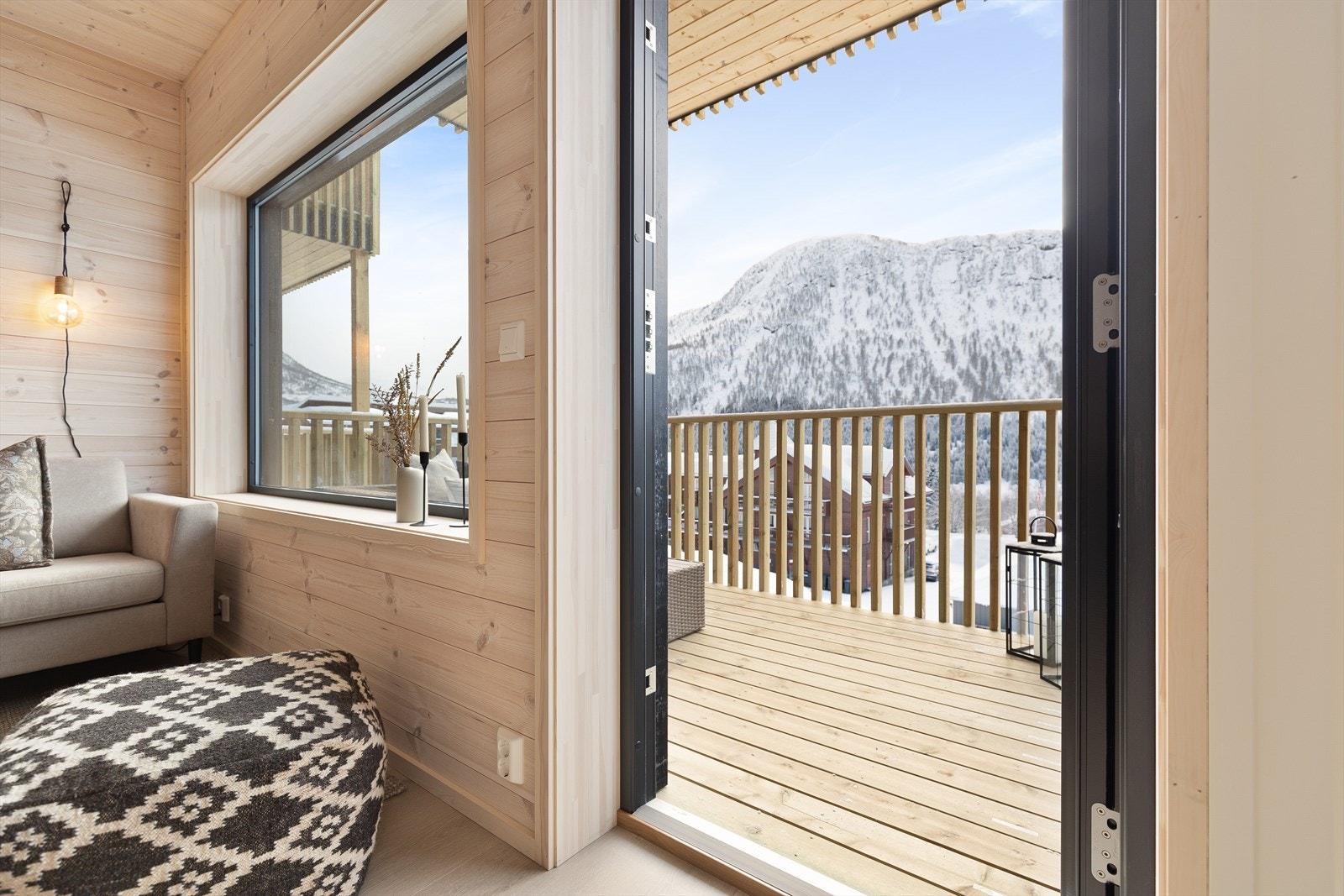 De sørvendte balkongene utvider stuen på finværsdager. Bilder er tatt av en annen leilighet. Galleribilde