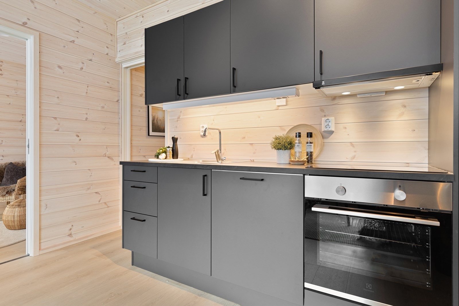 Den flotte kjøkkeninnredningen med slette fronter i en vakker gråfarge fra Sigdal og byr på god arbeidsplass tross størrelsen. Galleribilde