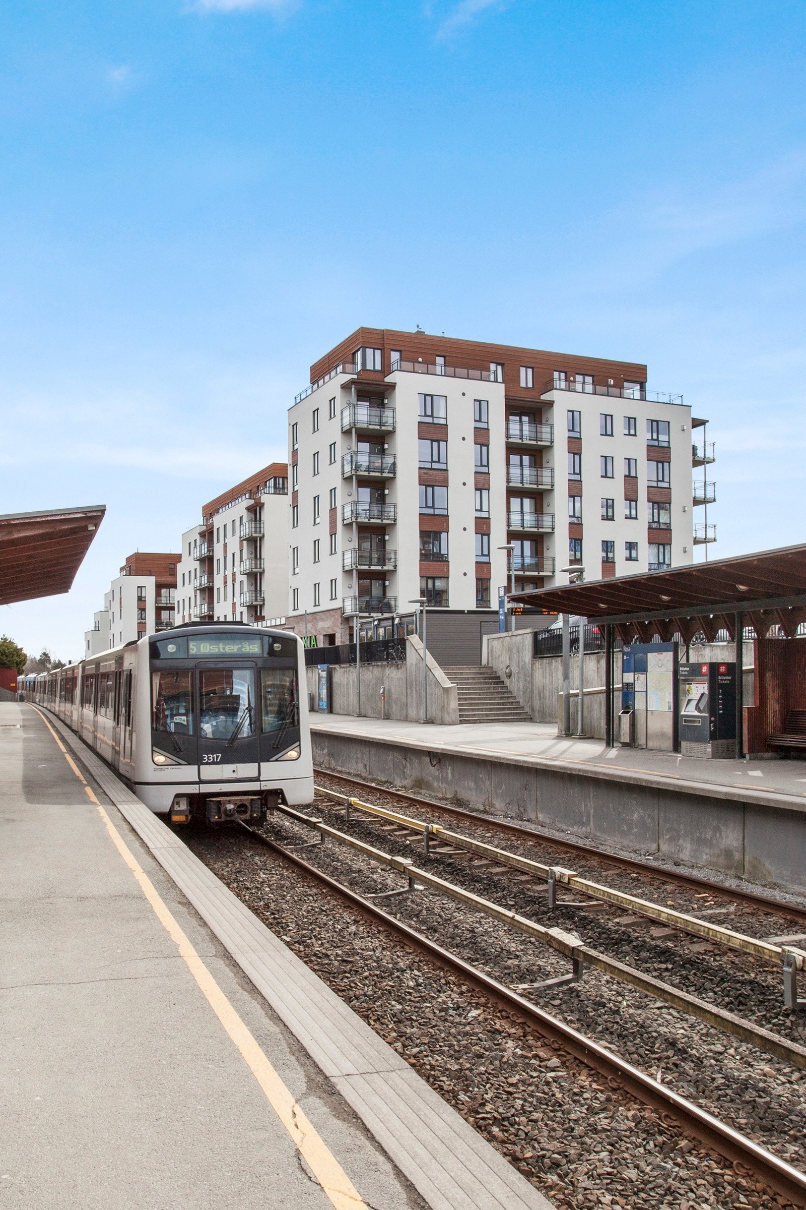 Gangavstand til T-banestasjon på Røa fra boligen, evt. kan man ta bussen to stopp til Røa. Galleribilde