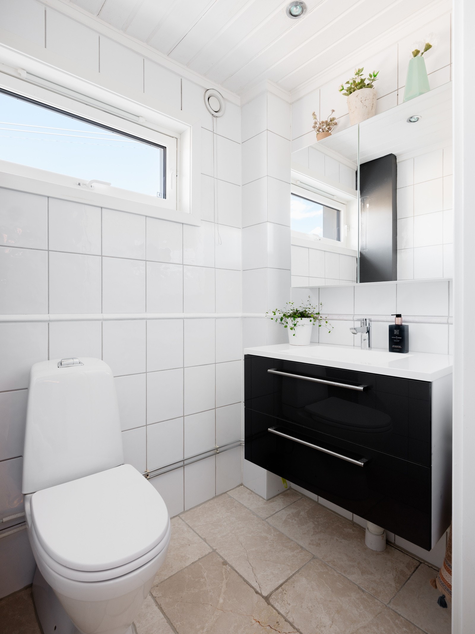 Praktisk separat bad/WC med pen baderomsinnredning, speilskap og klosett. Galleribilde