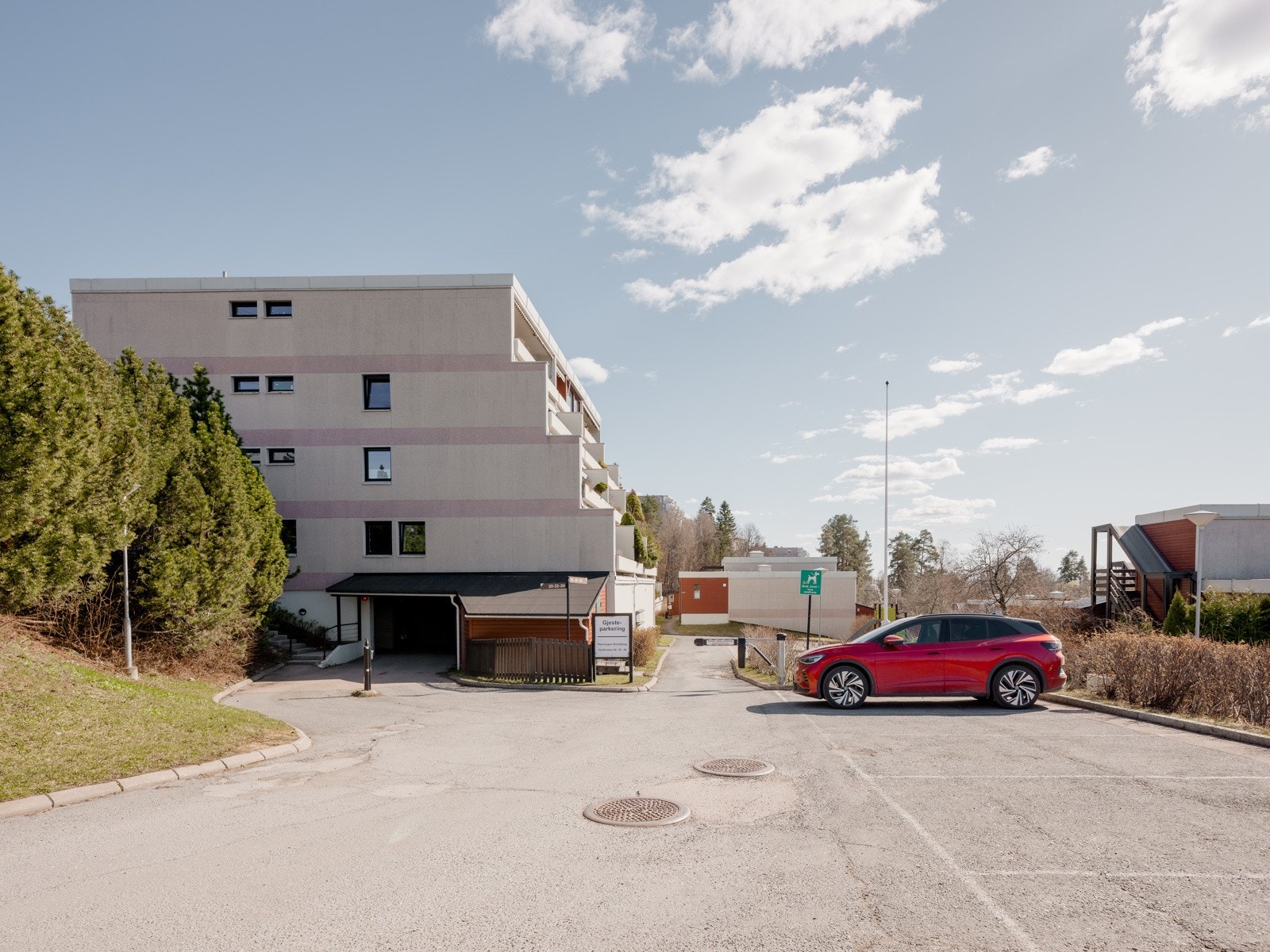 Det er godt med gjesteparkering i borettslaget. Galleribilde