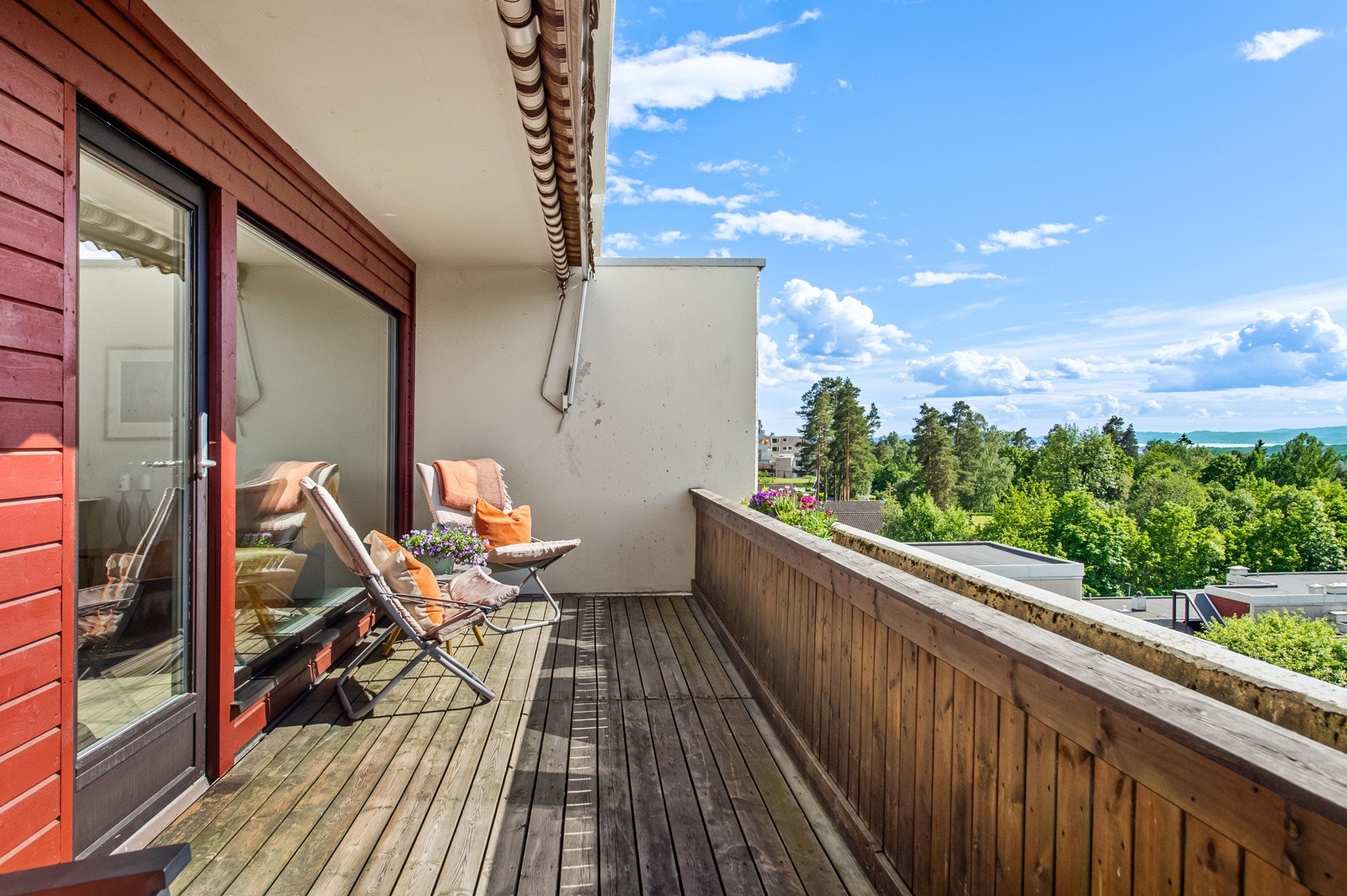 Leiligheten har en stor terrasse på ca. 14 kvm. Galleribilde