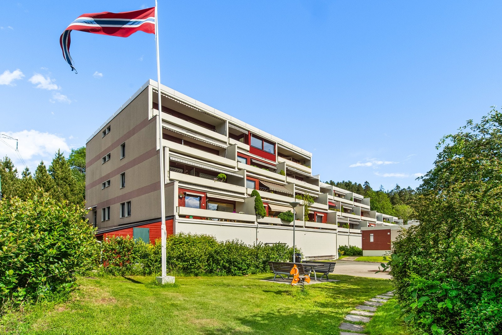 Barnevennlig nabolag med lite trafikk, sittegrupper og lekeapparater. Galleribilde