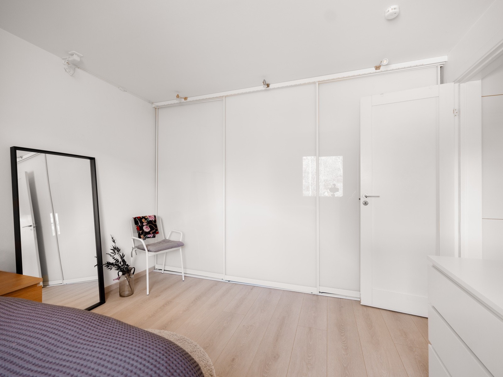 Meget gode oppbevaringsmuligheter med romslig skyvedørsgarderobe. Galleribilde