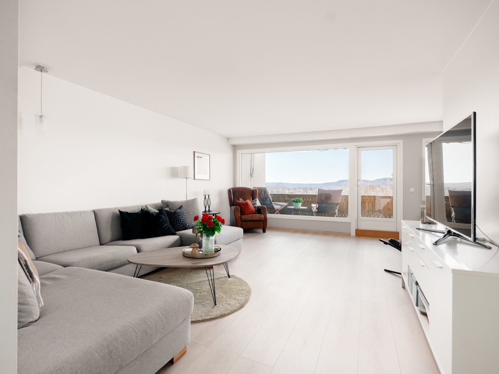 I stuen er det god plass til sofagruppe med tilhørende møblement. Galleribilde