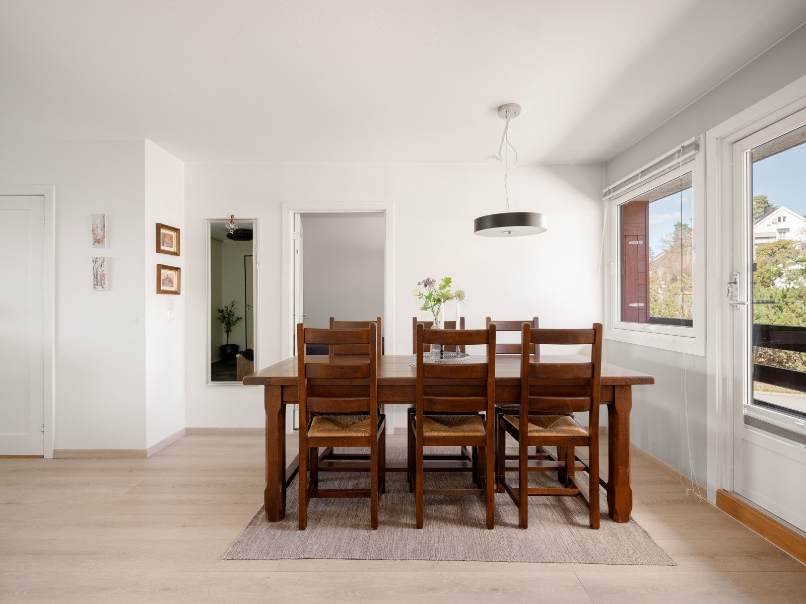 På kjøkkenet er det plass til stor spisebordsgruppe. Galleribilde