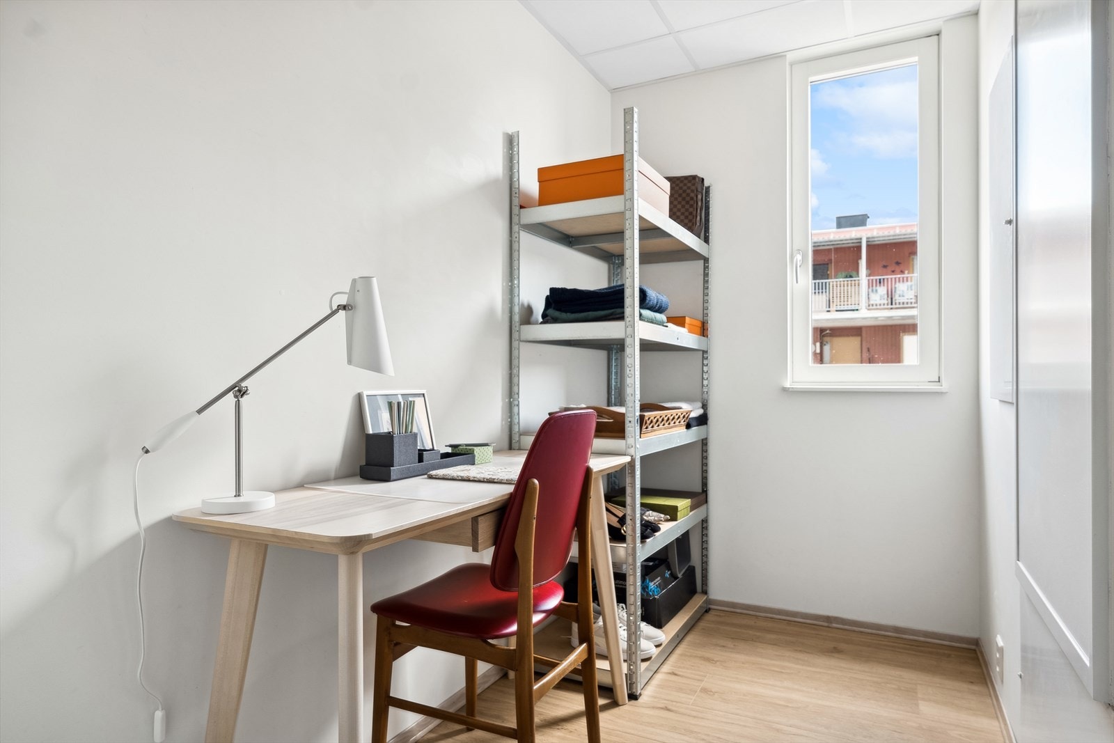 Rommet kan kombineres som garderoberom, kontor eller bod. Her finner du sikringsskap og rørskap. Galleribilde