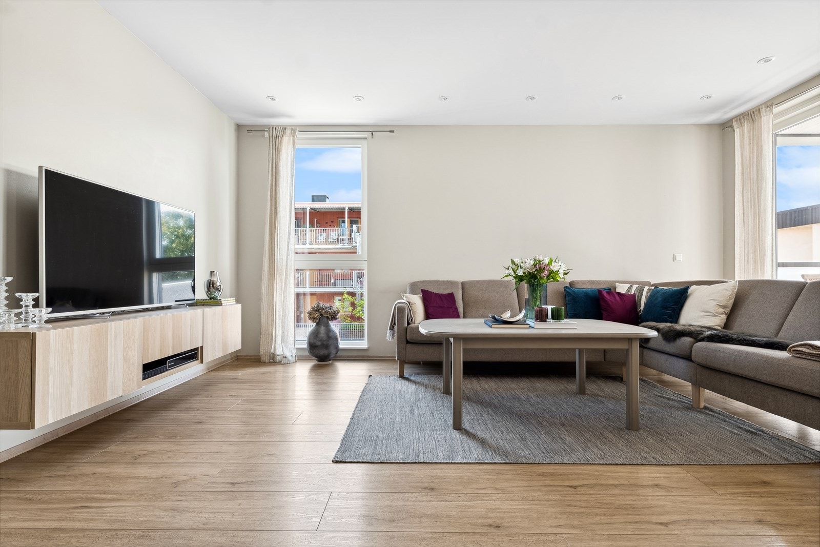 Stuen er møblert med en stor hjørnesofa og mediamøbel. Galleribilde