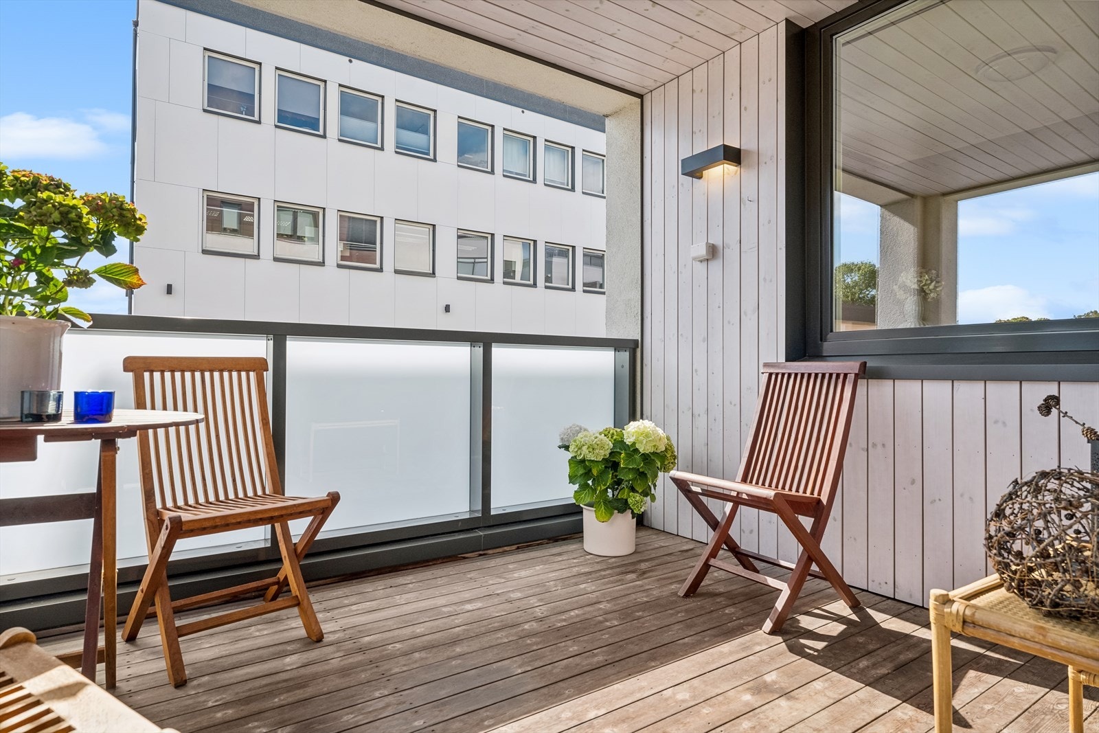 Luftig balkong hvor du har plass til enkelt utemøblement. Utestikk og lys. Galleribilde