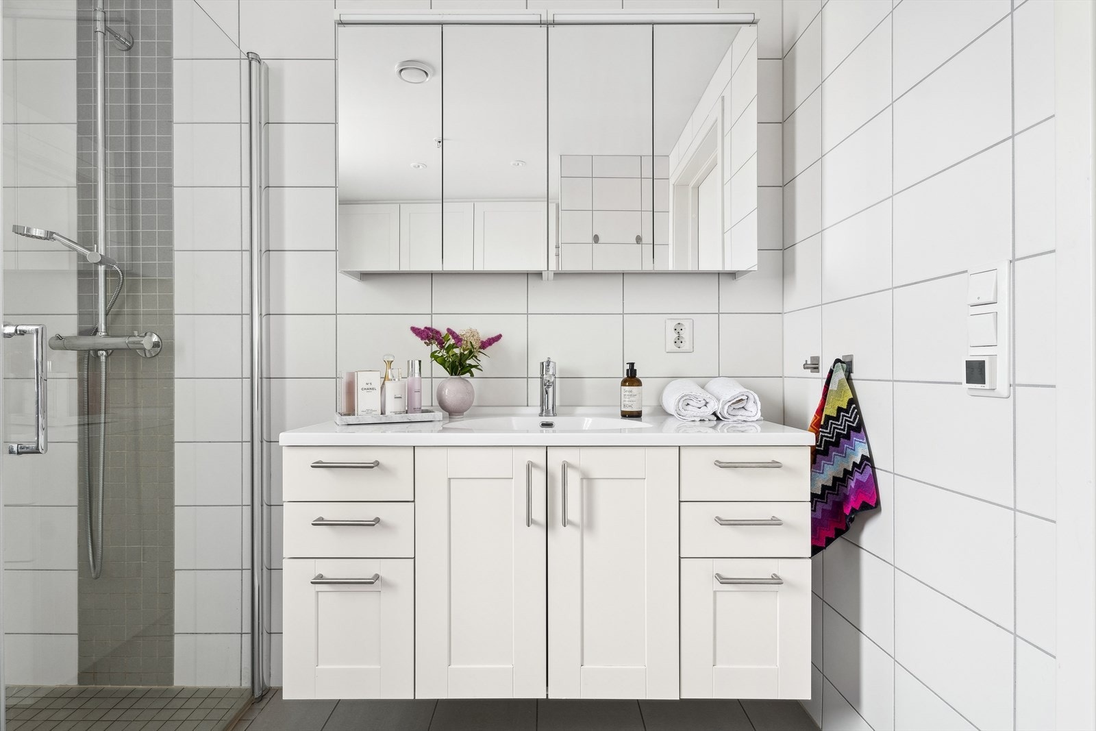 Tidløs innredning med profilerte fronter. Galleribilde