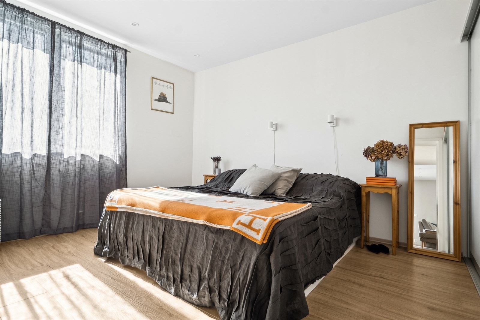 Hovedsoverom med god plass til dobbeltseng med tilhørende møblement. Galleribilde