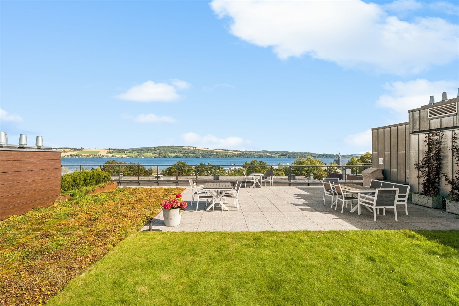 Nyt en fantastisk utsikt over Mjøsa fra sameiets takterrasse (5. etasje). Galleribilde