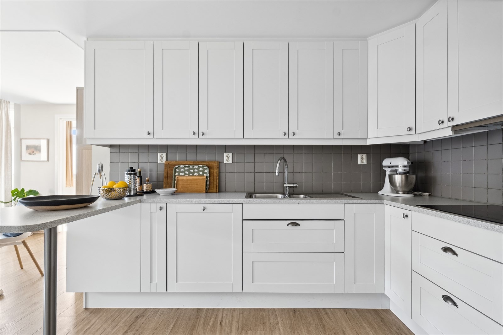 Her får du svært gode oppbevaringsmuligheter i over- og underskap, samt en åpen sosial løsning mot stue. Galleribilde