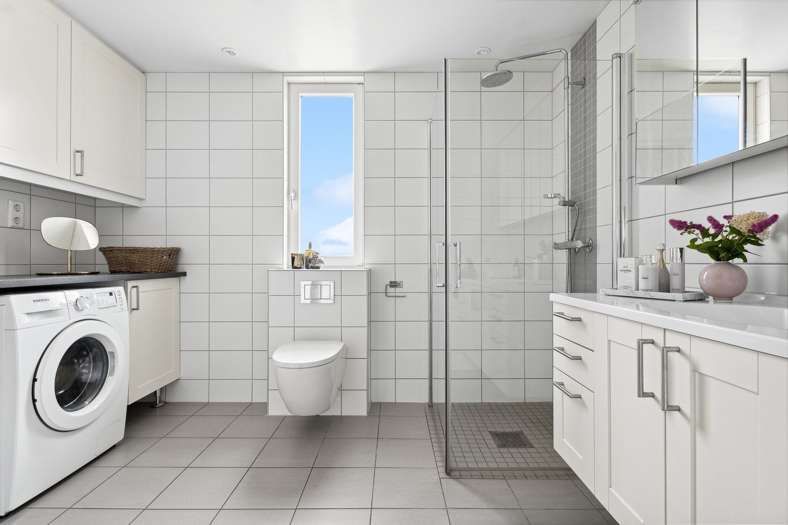 Stort baderom, kombinert med vaskerom. Galleribilde