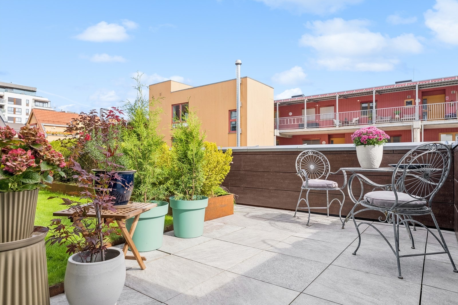 Her kan du nyte kaffen i formiddagssolen. Galleribilde