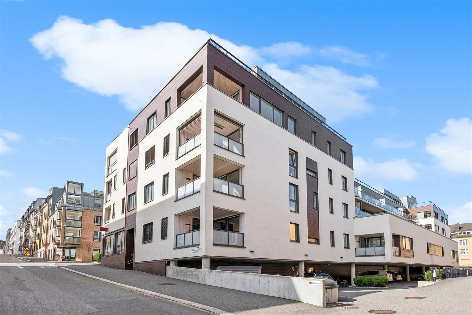 Tordenskjolds Hage ligger flott til i sentrum av Gjøvik med nærhet til "alle" fasiliteter. Sameiet stod ferdig oppført i 2017. Galleribilde