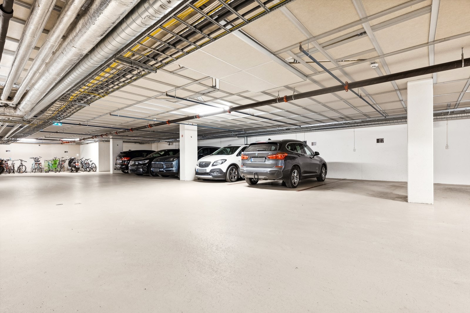 Parkeringsplass i kjeller følger leiligheten. Galleribilde