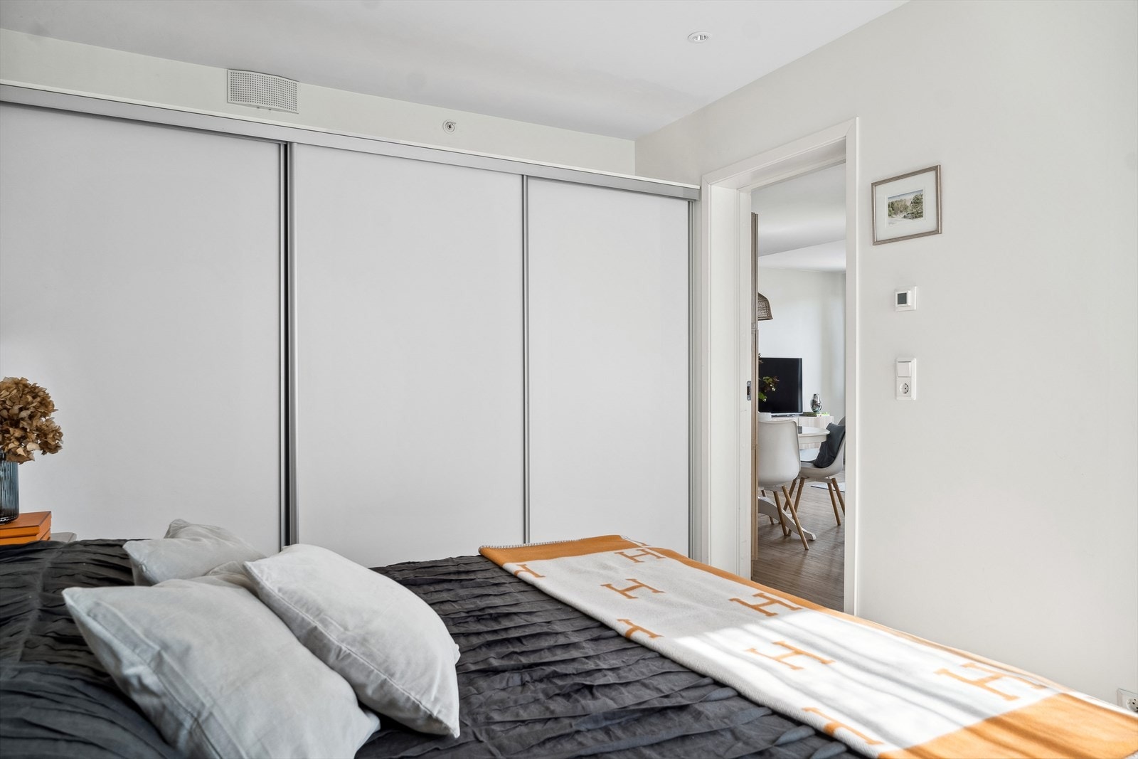 Skyvedørsgarderobe med god lagringsplass. Galleribilde