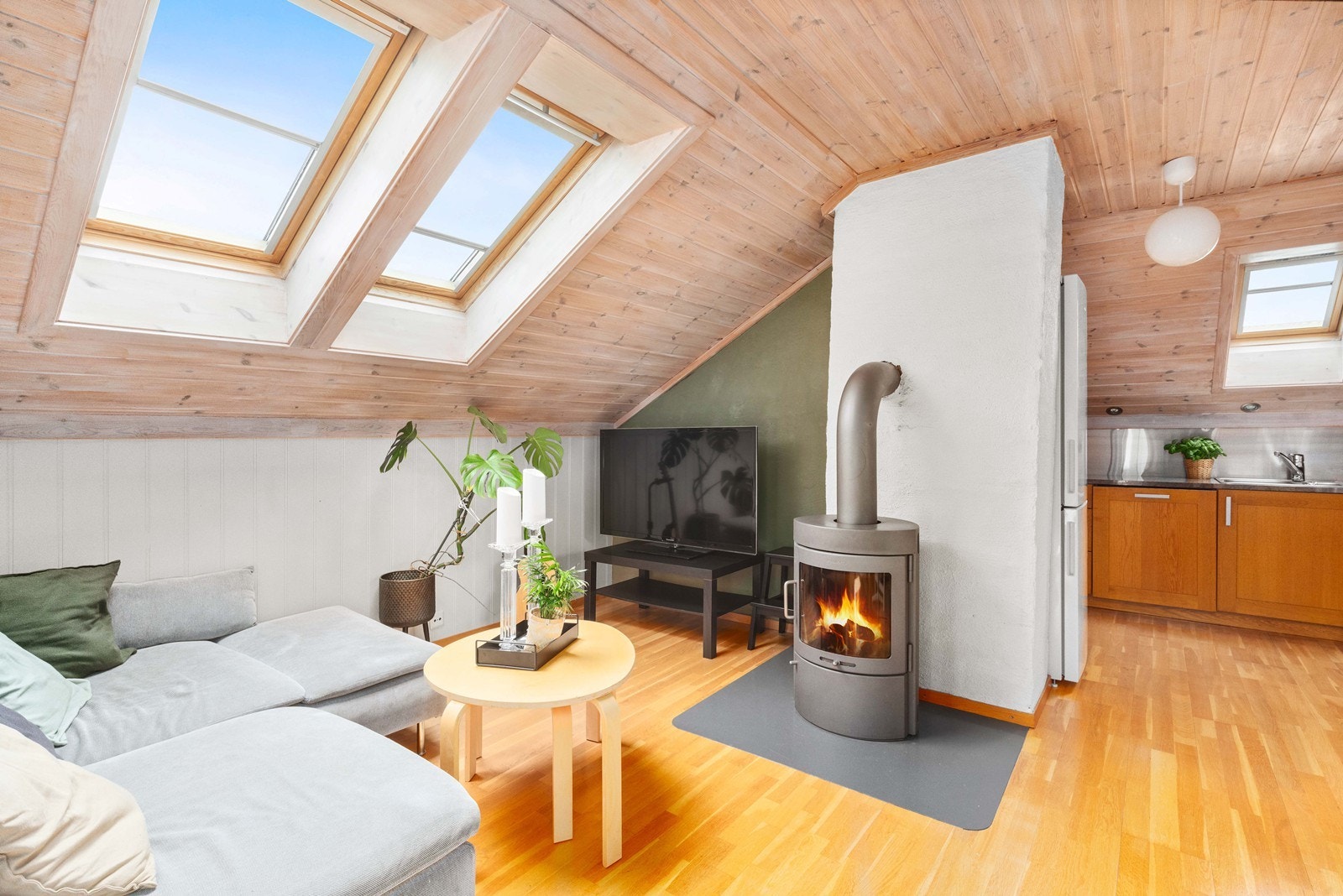 Loftsleilighet: Stue med plass til sofagruppe. Hyggelig vedovn. Galleribilde