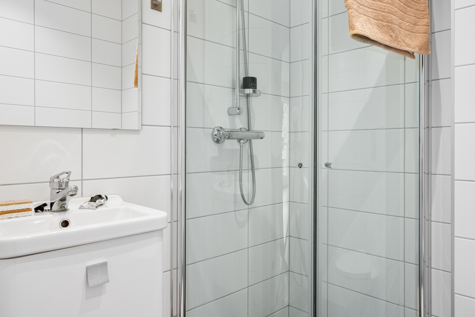 Det er slett malt himling med innfelte downlights. Galleribilde