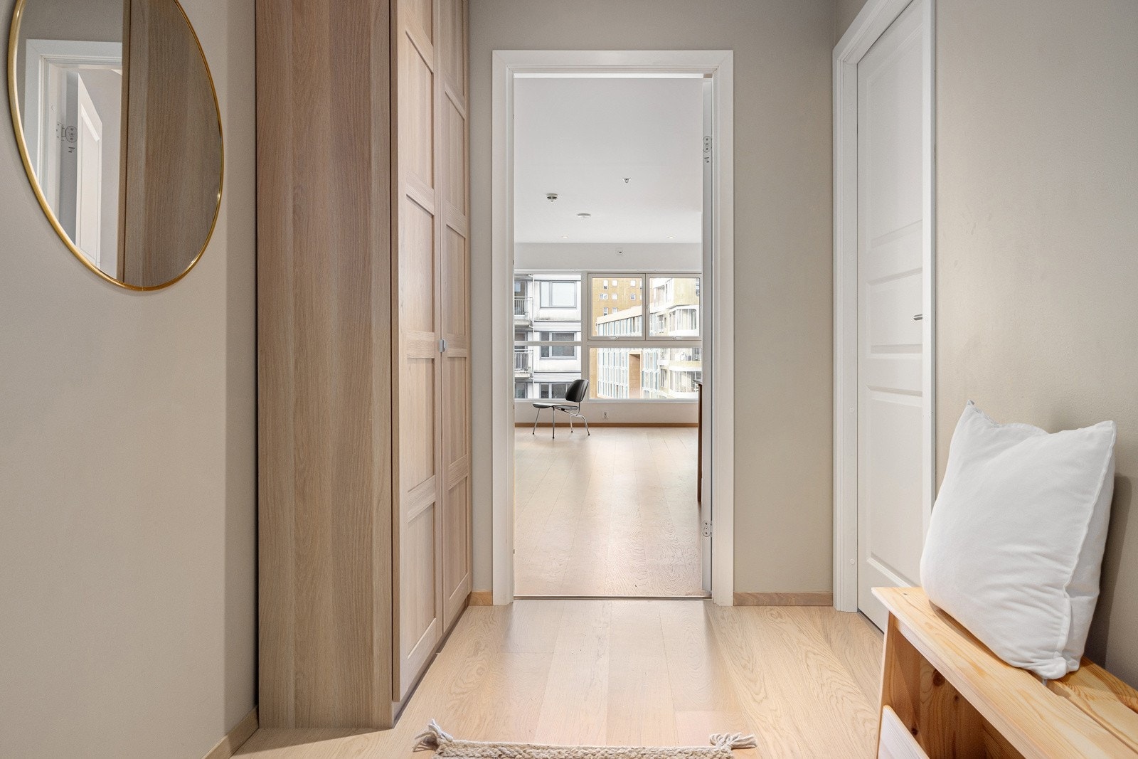 Velkommen inn! Det første som møter deg er en lys og romslig entré. Galleribilde